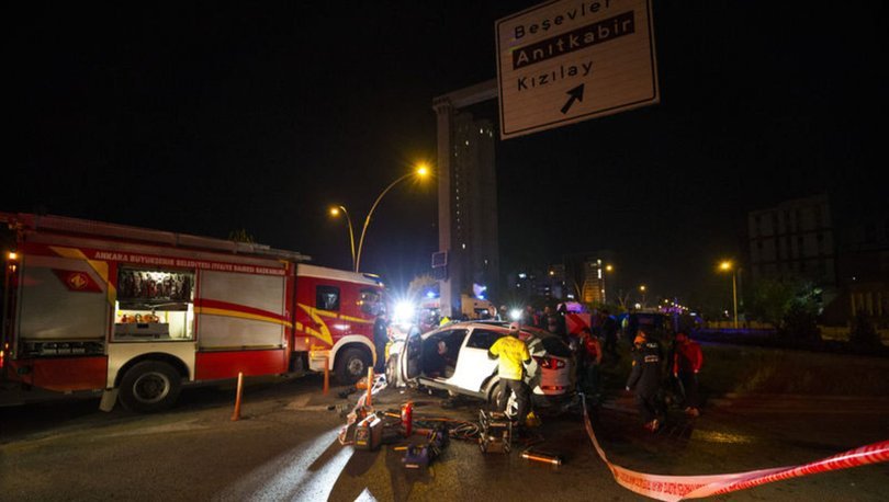 Ankara'da otomobil yön tabelasına çarptı: 3 yaralı