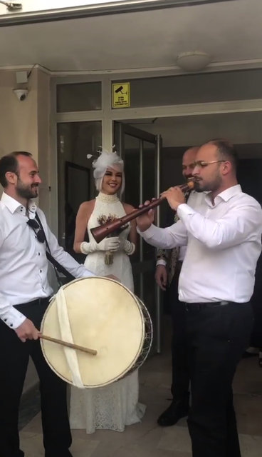 İpek Tanrıyar ile Murat Evler evlendi - Magazin haberleri