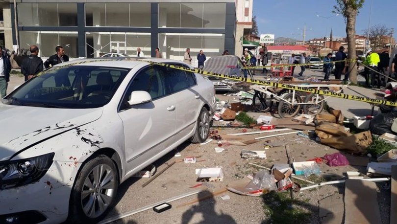 Otomobil kazanın ardından seyyar satıcıların arasına daldı: 1 ölü, 2 yaralı