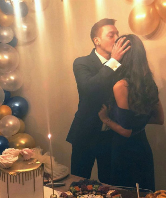 Mesut Özil nişanlısı Amine Gülşe'nin doğum gününü kutladı - Magazin haberleri