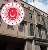 Milli Savunma Bakanlığı yeni logosunu dün tanıttı. Habertürk yazarı Murat Bardakçı, Bakanlığın yeni logosuna dikkat çekerek, "Acaba yeni logo hazırlanırken müzeden, arşivden yahut üniversiteden bilgi istendi de “Millî Savunma Bakanlığı’nı en eski Türk kılıçlarından olduğu” söylenen 