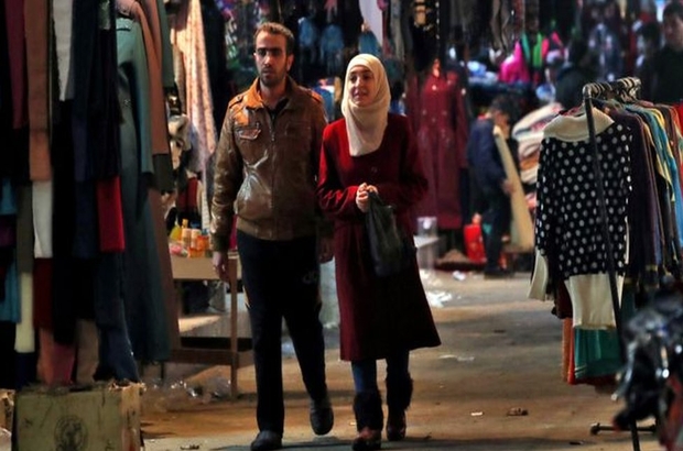 8 yıldır iç savaşın sürdüğü Suriye'de boşanmaların önüne geçmek için çiftlere mahkemede film izletilecek
