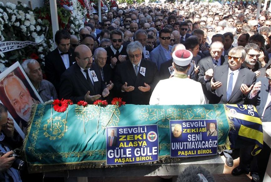 Metin Akpınar, Zeki Alasya'nın cenazesinde &quot;Canım gitti, benim yarım gitti&quot; dedi.