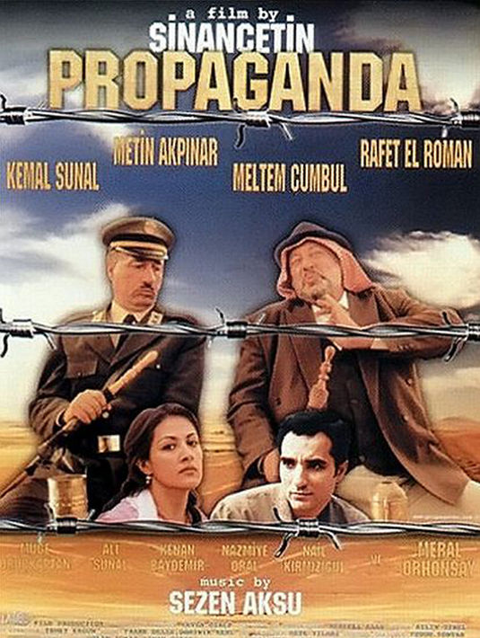Metin Akpınar, 1999 yapımı 'Propaganda'da başrolü Kemal Sunal ile paylaştı. 