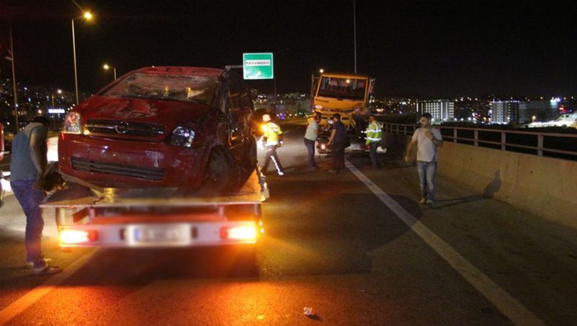 İzmir'de zincirleme kaza: Viyadükten düşen sürücü yaralandı
