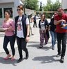 Mersin’de bir kuyumcuya 7 gram ağırlığında altın görünümlü sahte künyeyi sattıkları iddiasıyla gözaltına alınan 2 kadın, adliyeye sevk edildi. Emniyet çıkışında gazetecilerin sorularını yanıtsız bırakan kadınlar, görüntü çekilmesine tepki gösterdi. Kadınlardan biri, "Bizim annemiz, babamız yok mu? Bu rezillik değil mi şimdi, bir tane için" dedi
