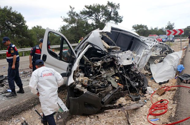 Antalya'da trafik kazası! 1 ölü, 14 yaralı