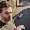 Dört kızı ve bir de eşiyle evin tek erkeği durumundaki Simon Hooper, tatlı çilesini paylaştığı Instagram hesabı interneti kırıp geçiriyor... 9 ve 6 yaşında iki kızı, 10 aylık da ikiz kızları olan genç adamın takipçi sayısı bir milyona ulaşmış durumda...