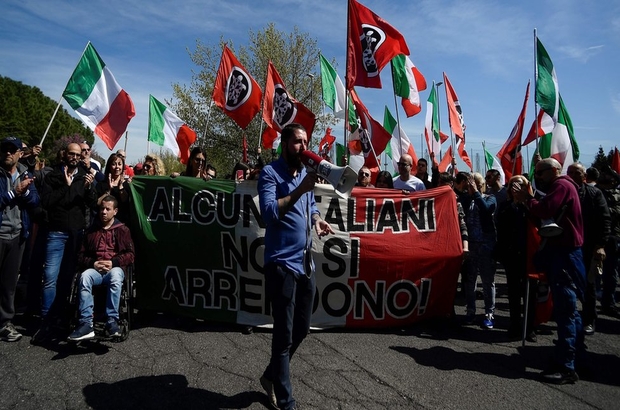 Torino kitap fuarına neo-faşist CasaPound partisiyle bağlantılı yayınevinin katılması boykot çağrılarına neden oldu
