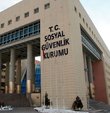 1 Mayıs 2008 tarihinden sonra işe başlayan kadınlar 58, erkekler 60 yaşında emekli olabilir. Ancak, 4/1a’lılar için 7200, 4/1b ve 4/1-c’liler için 9000 olan prim gününü 2035 yılı sonuna kadar dolduramayanların emeklilik yaşı her iki yılda 1 yaş uzar. Emeklilik yaşının uzamaması için prim gününün hızla doldurulması gerekir. 2008’de sigorta girişi olmakla birlikte daha önce sigortasız çalıştırılanlar, hizmet tespit davasıyla sigorta başlangıçlarını 30 Nisan 2008 ve öncesine çekerlerse emeklilik yaşındaki artıştan kurtulurlar. Habertürk’ten Ahmet Kıvanç, sizlerden gelen soruları yanıtladı.