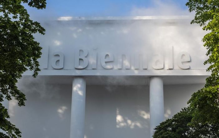 Uluslararası Pavilyon'un girişi. Lara Favoretto'ya ait 'Thinking Head' sis buharı enstalasyonu