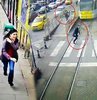 Fatih Sultanahmet Tramvay Durağı’nda İrlandalı hırsız, ABD vatandaşı kadının cebinden 10 bin doları alıp kaçtı. Olay sırasında hırsızı takibe alan İstanbul Güven Timleri’nin kadın polisleri, İrlandalı hırsız Rolin Ruci’yi kıskıvrak yakaladı. O anlar ise güvenlik kameraları tarafından saniye saniye kaydedildi
