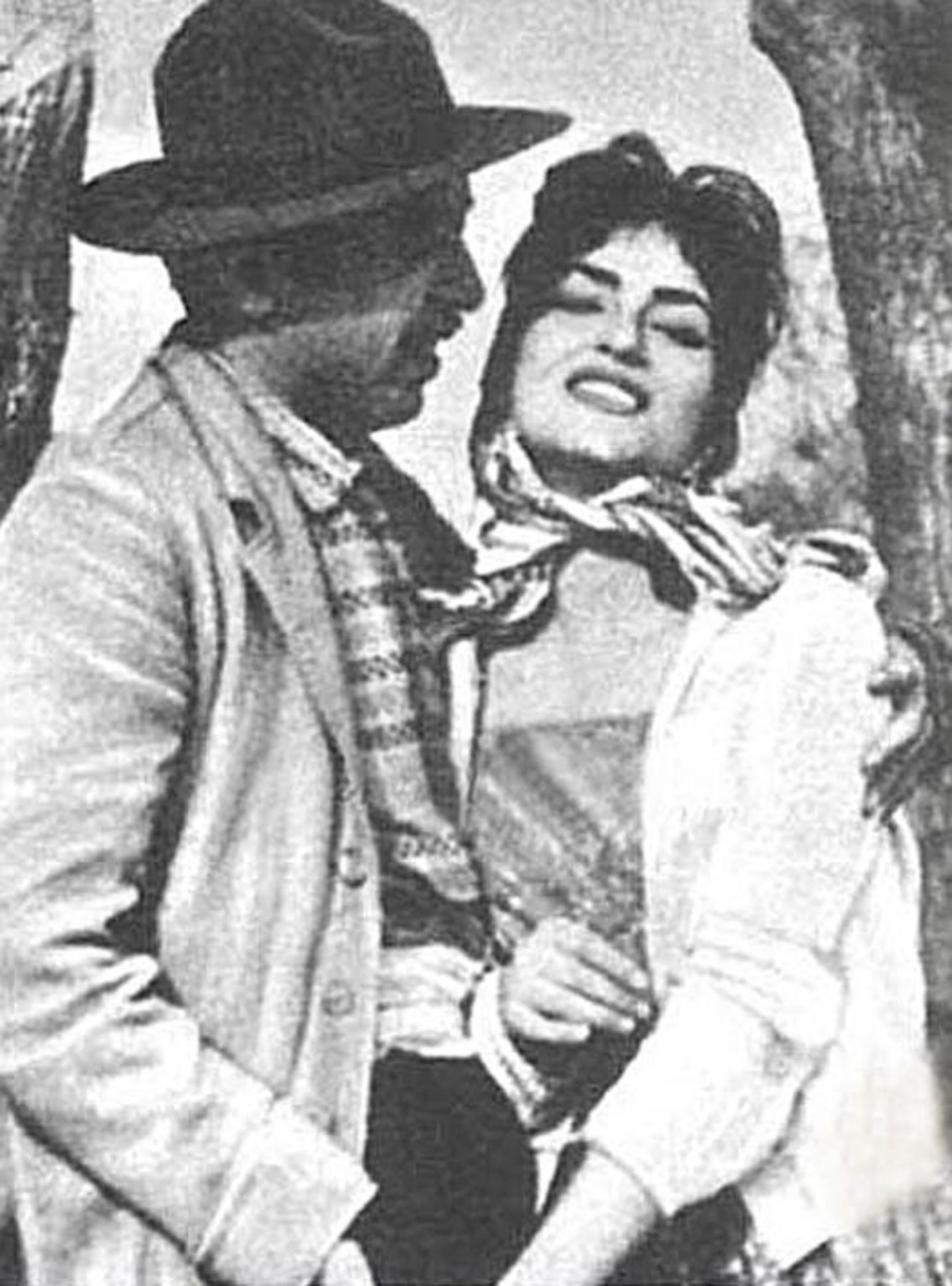 Türkan Şoray, ilk sinema filmi 'Köyde Bir Kız Sevdim'de başrolleri Erol Taş, Baki Tamer ve Salih Tozan ile paylaştı. 