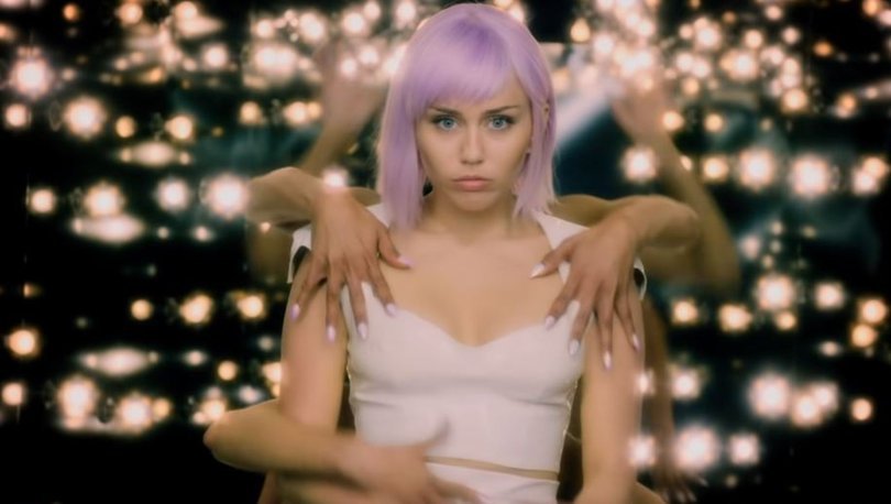 Black Mirror Fragmani Yayinlandi Miley Cyrus Surprizi Black
