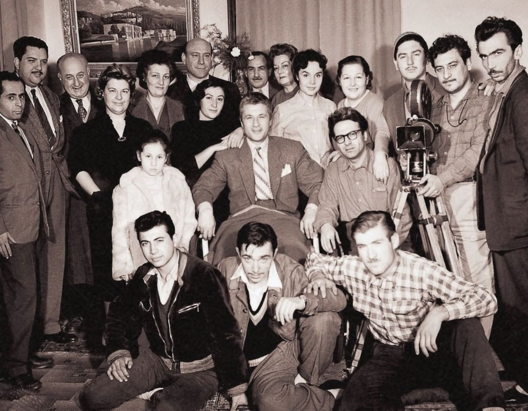 Nişan Hançer'in yönettiği 1958 yapımı 'Funda'da Türker İnanoğlu, yönetmen asistanı. (En önde ortada)