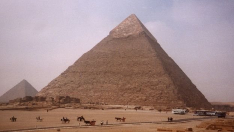 Mısır'daki Giza piramitleri yakınlarında turist otobüsüne saldırı