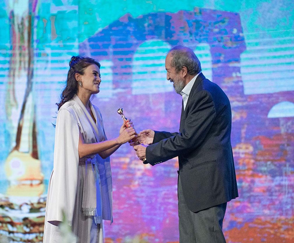 Gizem Erman Soysaldı, Adana Film Festivali'nde ödülünü Can Kolukısa'dan aldı. 