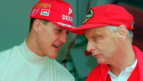 Bir başka Michael Schumacher ile görülen Lauda'nın yüzünde kazanın izleri görülüyor.