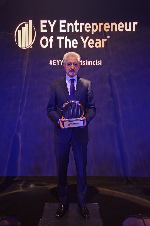  60’tan fazla ülkede 145 şehirde düzenlenen ödül programında bu yıl Acıbadem Sağlık Grubu Yönetim Kurulu Başkanı Mehmet Ali Aydınlar, ‘Yılın Girişimcisi’ seçilerek Türkiye’yi temsil etmeye hak kazandı.  