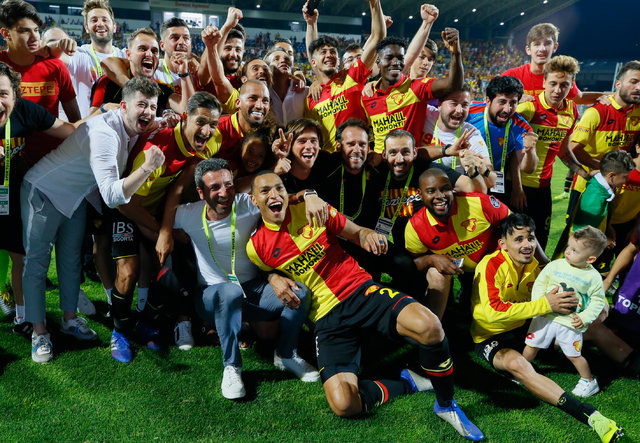 Göztepe ligde kaldı, çılgınca sevindi!