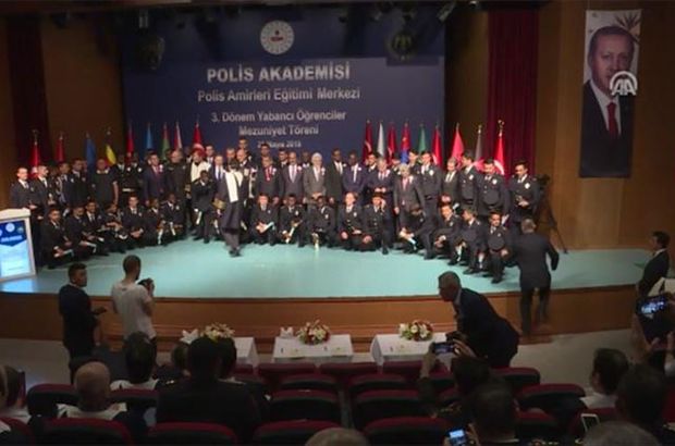 Polis Akademisinde yabancı öğrencilerin mezuniyet heyecanı