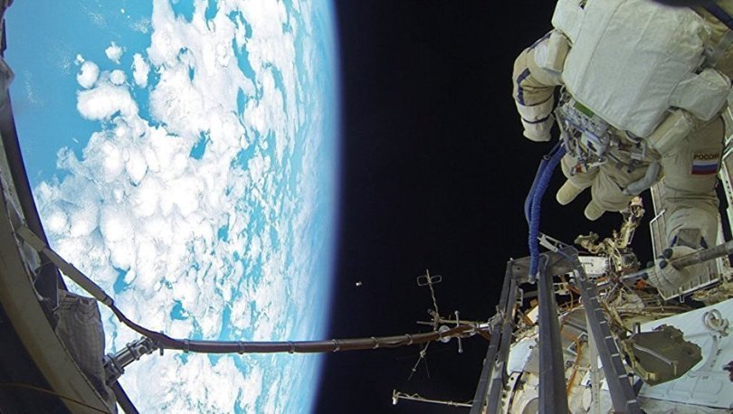 Rus kozmonotları 10 yıldır uzayda yüzen havluyu aldılar