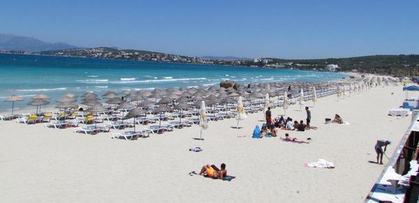 Çeşme Ilıca Plajı'nda şemsiye ve şezlonglar kaldırıldı
