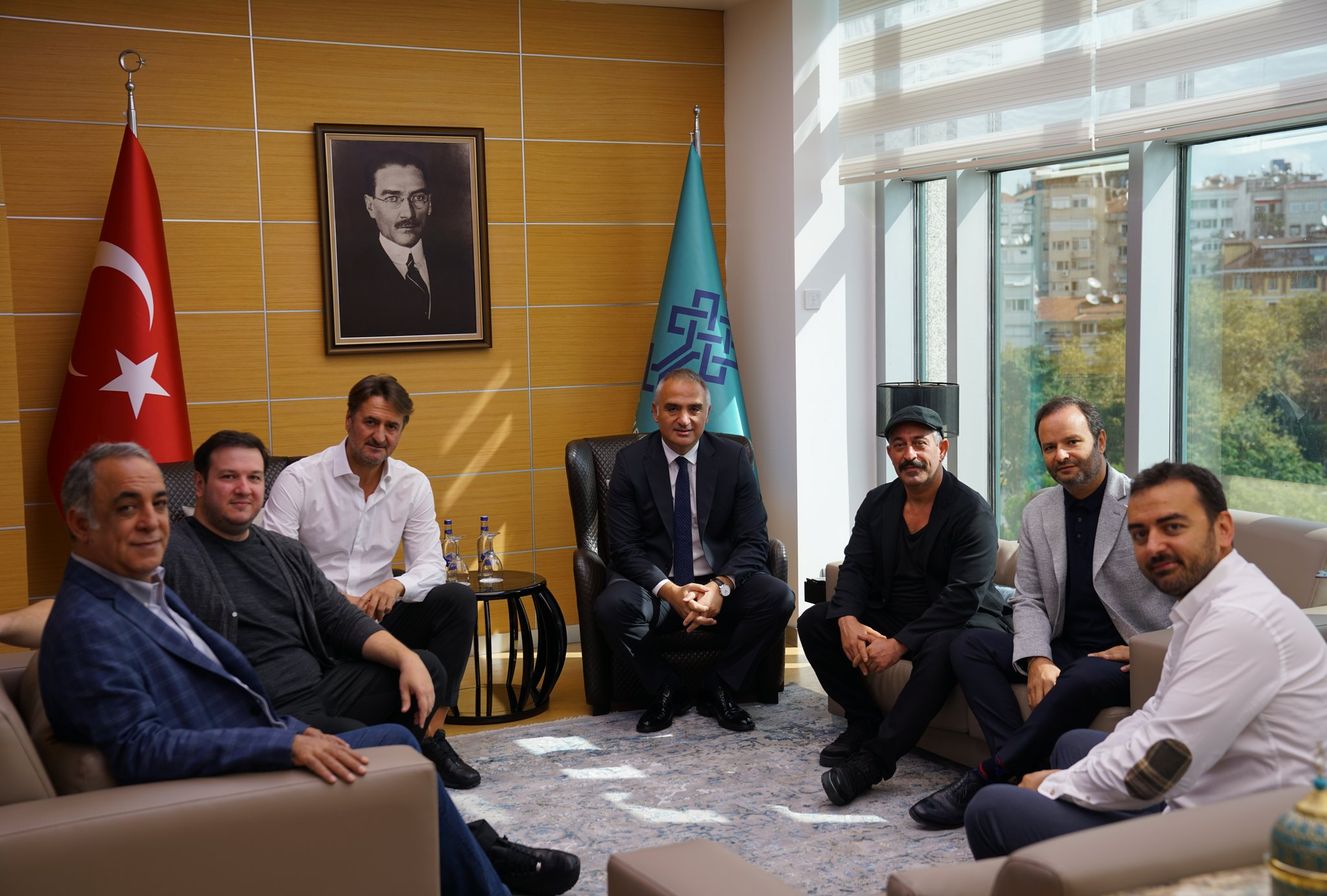 Necati Akpınar, Şahan Gökbakar, Muzaffer Yıldırım, Cem Yılmaz ve Timur Savcı, 19 Eylül'de Kültür ve Turizm Bakanı Mehmet Nuri Ersoy'u ziyaret ederek 'Kampanyalı bilet' uygulamasının sakıncalarını dile getirmişlerdi. 
