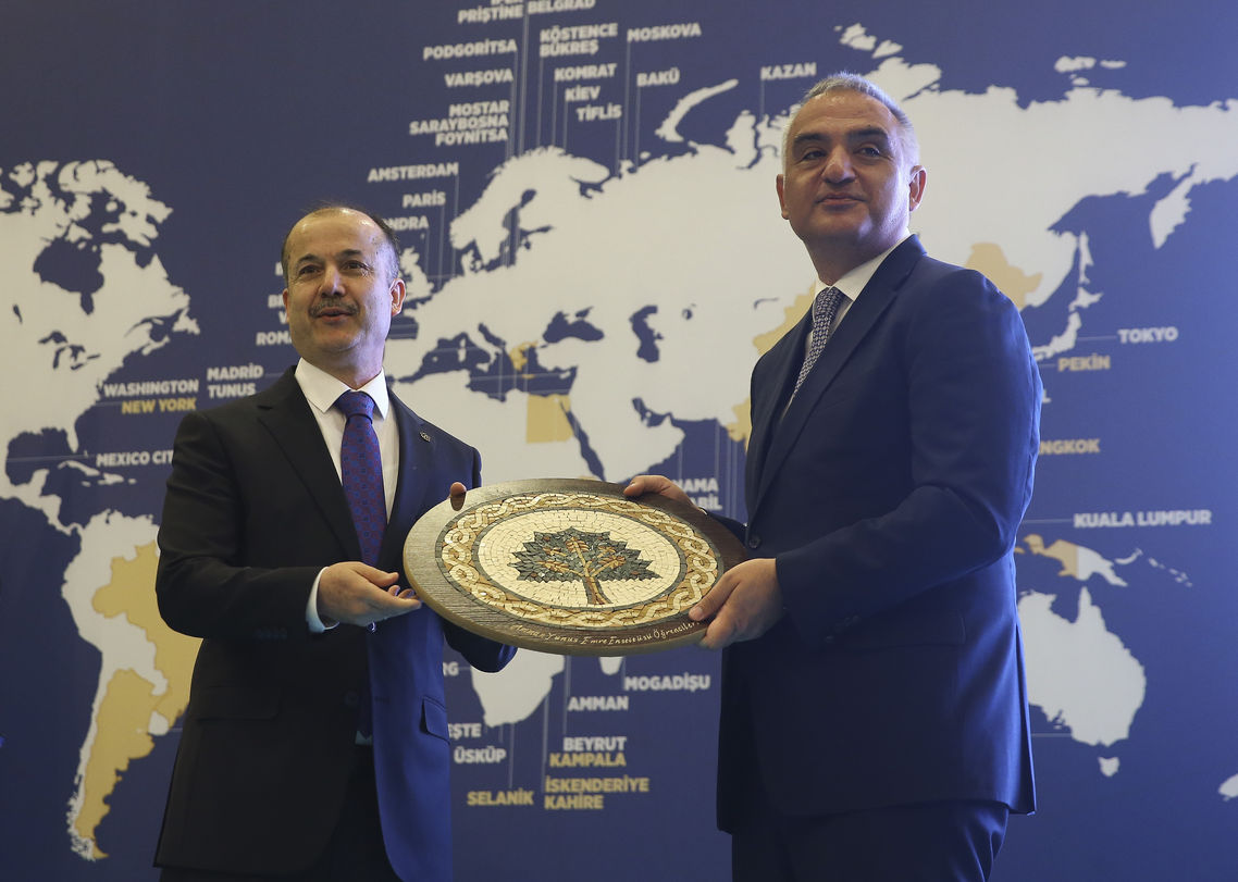 Yunus Emre Enstitüsü Başkanı Şeref Ateş, Mehmet Nuri Ersoy'a hediye verdi.
