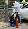 Aydın’ın Efeler ilçesinde, kız arkadaşıyla birlikte otomobilin içerisinde otururken omzuna falçata saplayan babasını araçla sürükleyen oğul, site duvarına çarparak durabildi. Duvarla otomobilin arasında kalan baba yaşam mücadelesi verirken; oğlu ve kız arkadaşının tedavisi sürüyor