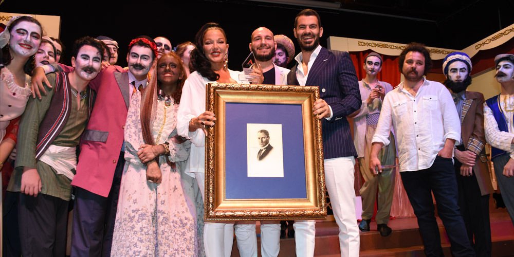 Atatürk’ün yeğeninden anlamlı hediye...