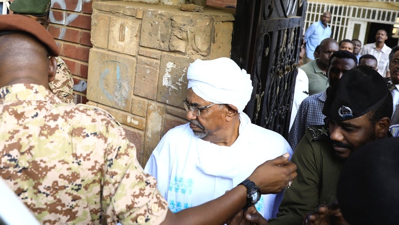 Sudan'ın devrik lideri Ömer el Beşir darbeden sonra ilk kez görüntülendi