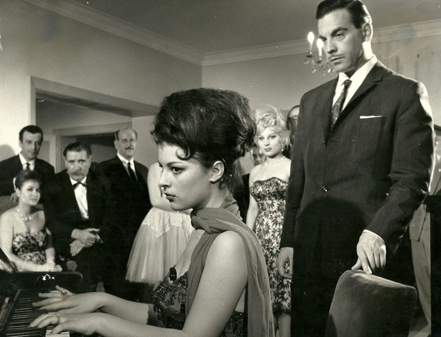 'Şaşkın Baba'... Hülya Koçyiğit, Hulki Saner'in yönettiği 1963 yapımı filmde başrolleri Ayhan Işık, Sadri Alışık, Vahi Öz ve Hulusi Kentmen ile paylaştı. 