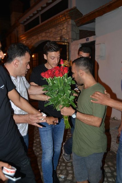 Mesut Özil'den seyyar çiçek satıcılarına tepki - Magazin haberleri