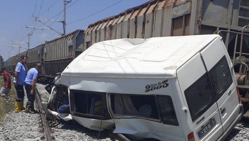 Son dakika: Mersin'de tren minibüse çarptı! Çok sayıda yaralı var