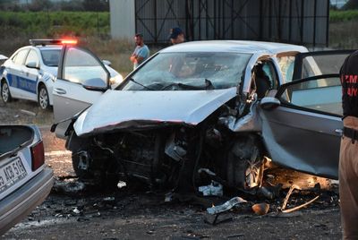 İzmir'de feci kaza! 3 ölü, 1 yaralı - Resim : 1