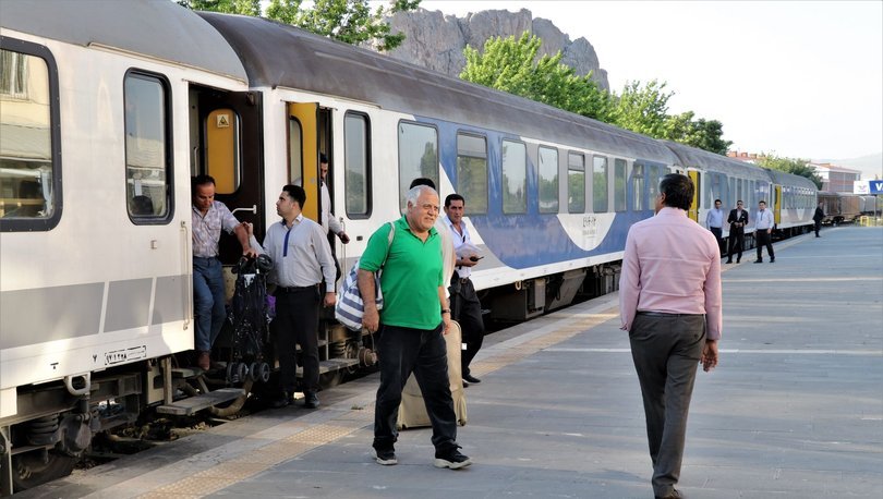 Tahran-Van treni 8 yıl sonra ilk seferini gerçekleştirdi