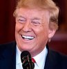 Kendisini cinsel tacizle suçlayan gazeteciyi “Tipim değil” diye aşağılaması ve Twitter’da Demokratlara kabaca sataşması dışında, Trump’ta bir değişiklik var son günlerde. Medyaya saldırgan dili yumuşadı, ‘fake news’ dediği kanallara çıkmaya başladı. İran’a askeri seçenek yerine ek yaptırımlara başvurdu. Kaçak göçmenleri dev baskınlarla toplayıp sınır dışı operasyonunu şimdilik erteledi. Hepsi 2020 başkanlık seçiminde ortada duran seçmeni yanına çekmek uğruna. Ayrıştırıcı, kutuplaştırıcı dilden ve savaştan yorgun düşmüş seçmene yönelik bu sempati atağına Trump’çı medya da katkıda bulunuyor. Wall Street Journal, yönetimdeki şahinlerden kurtuluş yolu olarak Başkan Yardımcısı Mike Pence yerine başkasının getirilmesini bile önerebiliyor. Habertürk yazarı Ayşe Özek Karasu yazdı