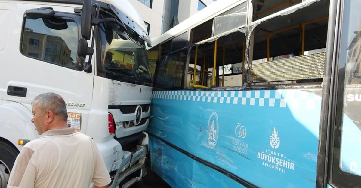 Tuzlaâda bir hafriyat kamyonunun Ã§arptÄ±ÄÄ± halk otobÃ¼sÃ¼nÃ¼n park halindeki otomobile Ã§arpmasÄ± sonucu meydana gelen kazada 10 kiÅi yaralandÄ±. ile ilgili gÃ¶rsel sonucu