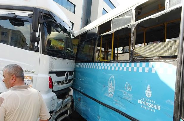 Tuzla’da hafriyat kamyonu halk otobüsüne çarptı