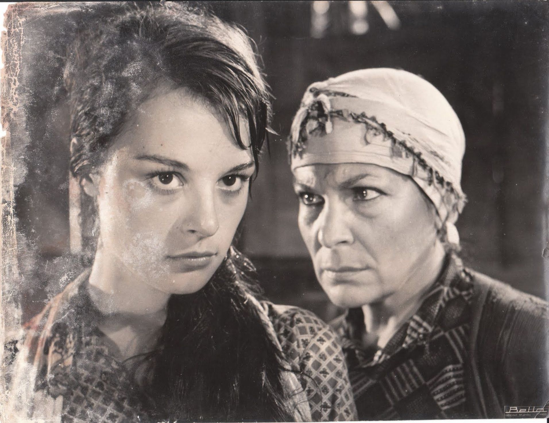 Aliye Rona'nın filmlerinden biri de 1963'te Berlin Film Festivali'nde 'En İyi Film' dalında Altın Ayı kazanarak Türk sinemasına uluslararası ilk ödülü getiren Metin Erksan'ın 'Susuz Yaz'ı oldu. Rona, filmin bir sahnesinde Hülya Koçyiğit ile görülüyor. 