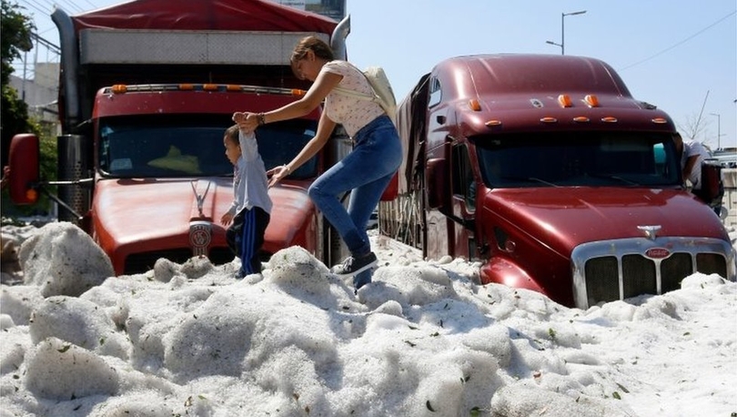 Meksika'da dolu fırtınası: Guadalajara kenti 1,5 metre kalınlığında buzla kaplandı