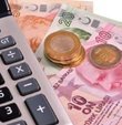2019’un ocak-haziran dönemindeki tüketici fiyat endeksi (TÜFE) artışı yüzde 5.01 olarak gerçekleşti. Emekli memur aylıklarına temmuz ayında yüzde 6 oranında zam yapılacak. Yeni zamla birlikte memurların emekli ikramiyeleri de artacak. 25 yıl hizmeti bulunan 1. derece 4. kademedeki bir öğretmenin emekli ikramiyesi 93 bin 793 liradan 99 bin 430 liraya çıkacak. Bu yılın temmuz-aralık döneminde hangi memur, ne kadar emekli ikramiyesi alacak? Habertürk’ten Ahmet Kıvanç, yüz binlerce memurun merak ettiği emekli ikramiyelerini yazdı
