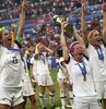 Dördüncü kez dünya şampiyonu olan Amerikan Kadın Futbol Milli Takımı şu an ülkenin sevgilisi. Bütün spor dalları içinde gelmiş geçmiş en iyi takım olduğunu söyleyenler bile var. Ancak o kadınlar, başarının yanından bile geçemeyen erkek futbolcularla eşit ücret için yargıda hak arıyorlar. Trump’ın sevdiği medyaya göre ise o hakkı hak etmiyorlar; Başkan’a saygı göstermedikleri ve vatansever olmadıkları için. Çünkü takımın süper starı Megan Rapinoe “Beyaz Saray’a gitmem” diyerek Trump’a yönelik “f..k”lı cümleler kuracak kadar cevval. Böylece o medyanın gözünde cinsiyet eşitliğine yeni bir kriter getirilmiş bulunuyor: Başkan’a saygı şartı... Habertürk yazarı Ayşe Özek Karasu yazdı