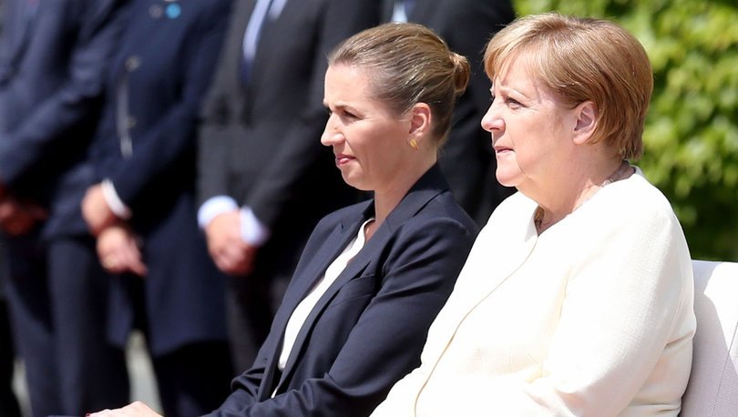 Merkel titrəməmək üçün tədbir gördü: Himni oturub dinlədi