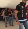 İzmir merkezli 8 ilde, göçmen kaçakçılığına yönelik yürütülen soruşturma kapsamında, eş zamanlı operasyon ile gözaltına alınan 2
