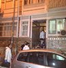 Son dakika haberi... Fatih’te bir evden kötü kokuların geldiği ihbarı üzerine çilingir yardımıyla eve giren polis ekipleri elleri, ayakları koli bandı ile bağlanmış, battaniyeye sarılı cesetle karşılaştı. Boğularak öldürülme üzerinde duran polis ekipleri şahsın yaklaşık bir hafta önce öldürüldüğünü belirledi