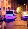 Sivas’ta bomba düzeneği kurulmuş paket polisi alarma geçirdi. Bir bomba uzmanı, özel koruyucu kıyafetle bomba süsü verilmiş pakete fünye yerleştirdi. Fünye uzaktan patlatıldı. Olay yeri inceleme ekipleri inceleme yapmak üzere kalan parçaları topladı. Paketi bırakan kişinin tespiti için çalışma başlatıldı