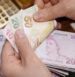 Çocuğu bulunan asgari ücretliler, eylül ayından itibaren gelir vergisi diliminden etkilenmeye başlayacak. Asgari ücretliler eylül ayından itibaren yüzde 20 gelir vergisi dilimine gireceği için, asgari geçim indirimiyle birlikte ellerine geçen net ücret eylül ayından itibaren azalacak. Asgari ücretlilerin, gelir vergisi dilimindeki artıştan dolayı yıllık kaybı 405 liraya kadar çıkacak. Habertürk’ten Ahmet Kıvanç, gelir vergisi dilimindeki artışın asgari ücretlileri nasıl etkileyeceğini yazdı