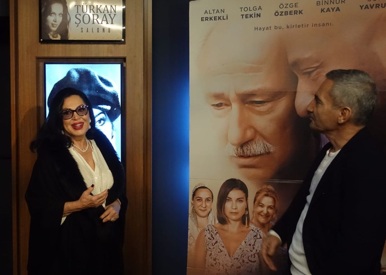 Şükrü Avşar, yeni açtığı sinema salonlarından birine Türkan Şoray'ın adını verdi.  